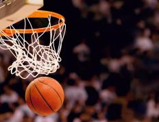 IM体育在线注册-孤胆英雄与团队铁壁，詹姆斯关键一枪击穿雷霆，篮网惊险晋级背后的唯一性