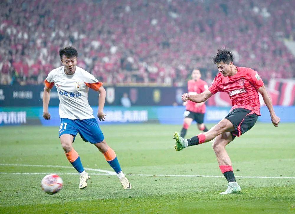 IM体育官网入口-中超联赛迎来新一轮比赛，多支豪门球队备战冲击冠军宝座