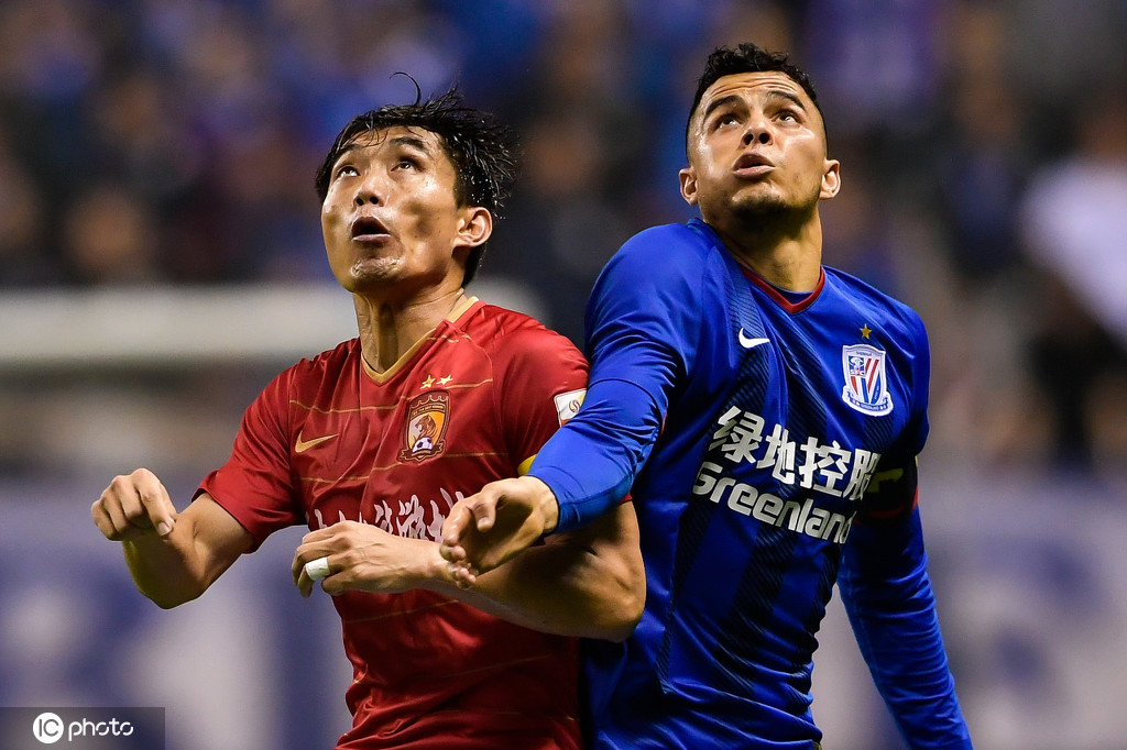 IM体育官网入口-包含冠军联赛中两支劲旅交锋，赛场燃爆的词条