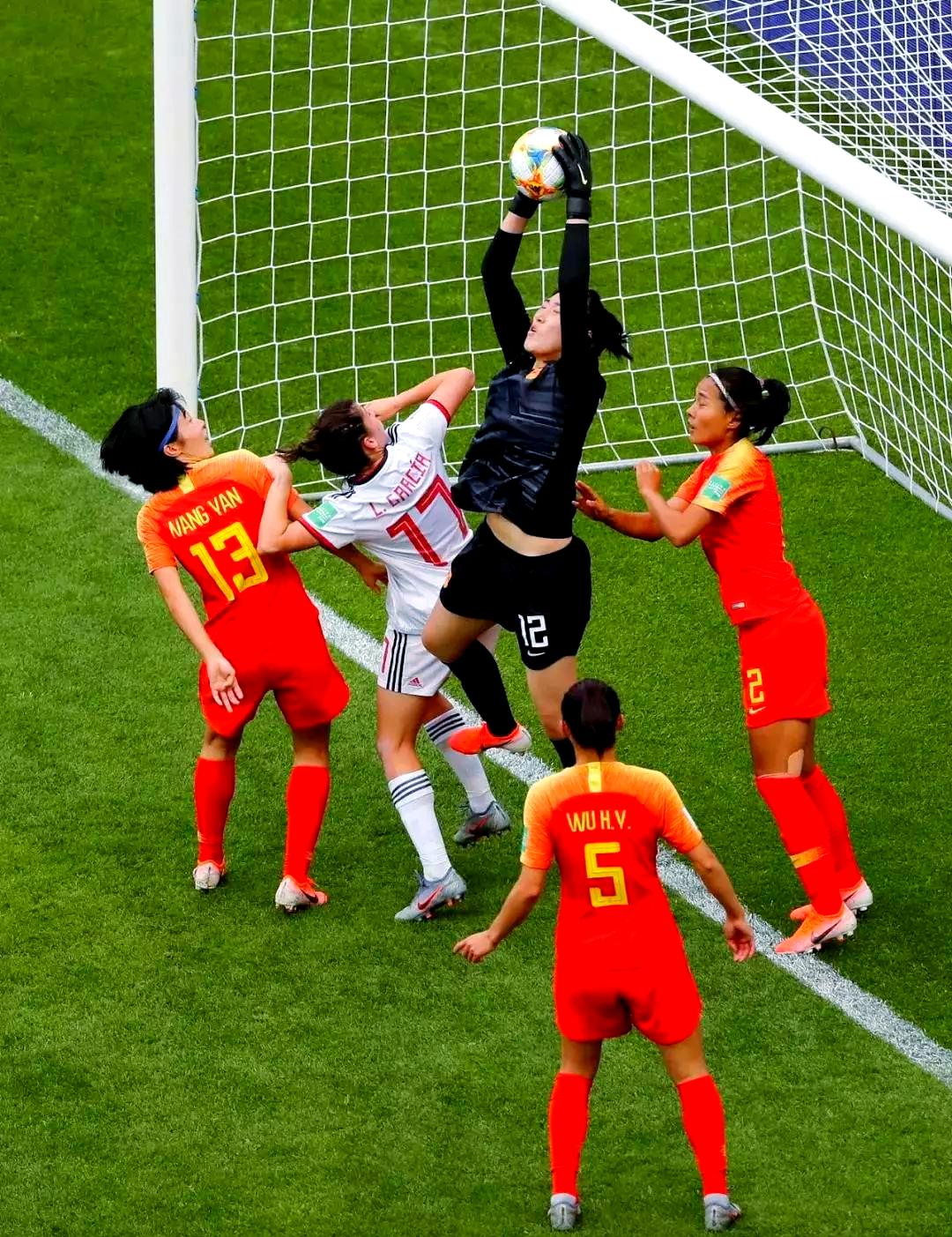 IM体育App下载-女足联赛双方激战，胜者晋级决赛