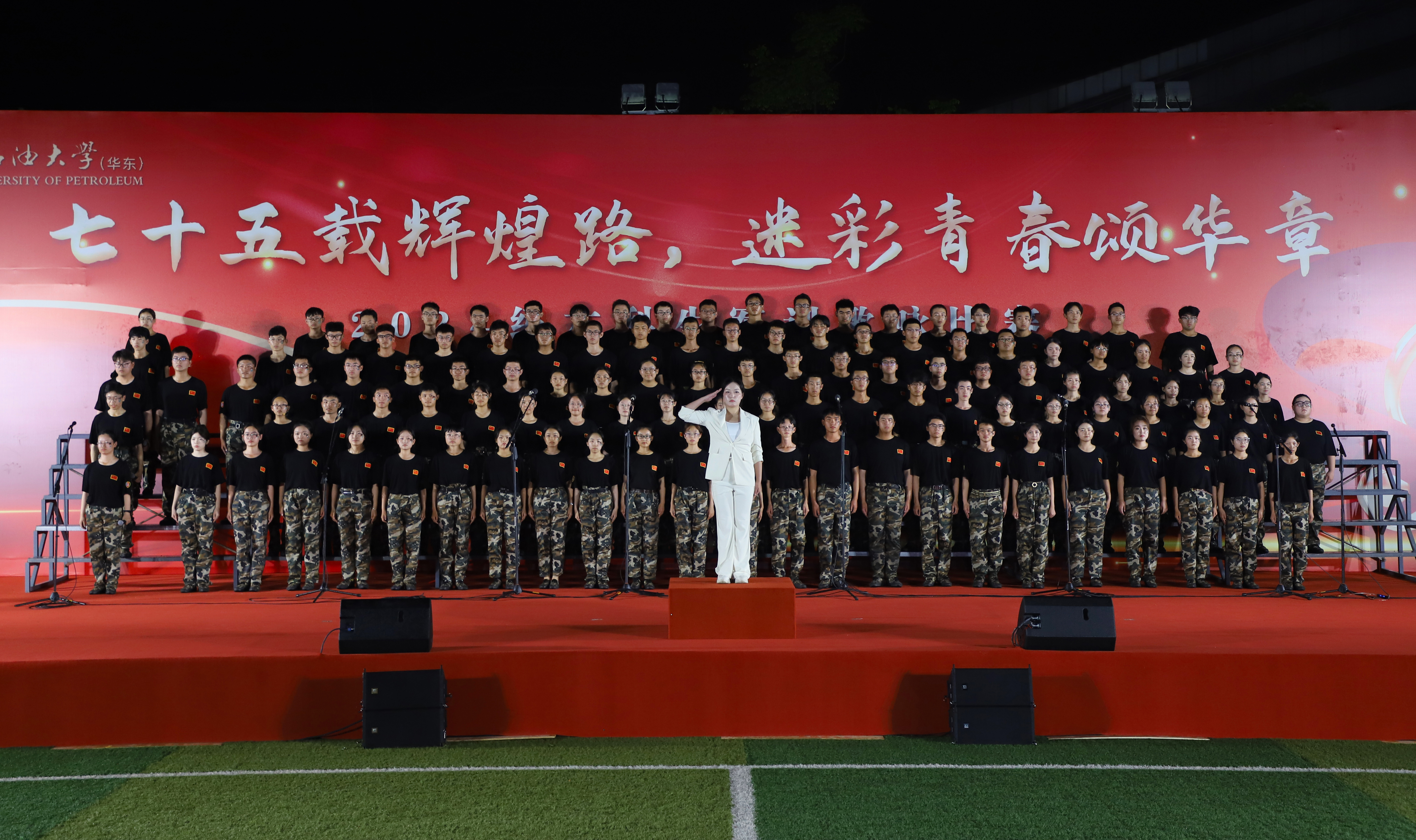 IM体育app-比赛中场欢呼动听，队员们斗志昂扬