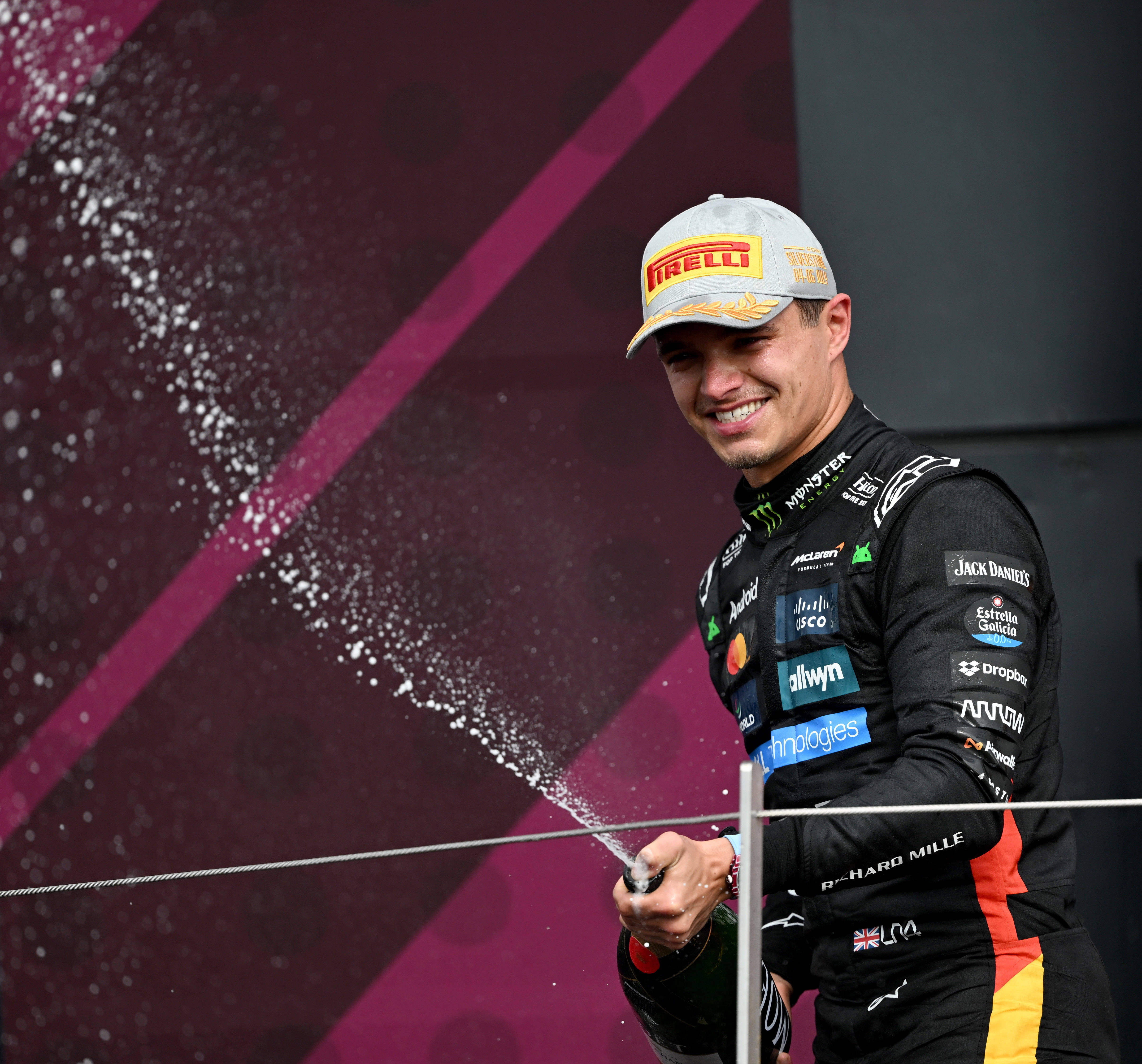 IM体育官网-红牛车队险胜索伯车队,诺里斯点燃赛场的简单介绍