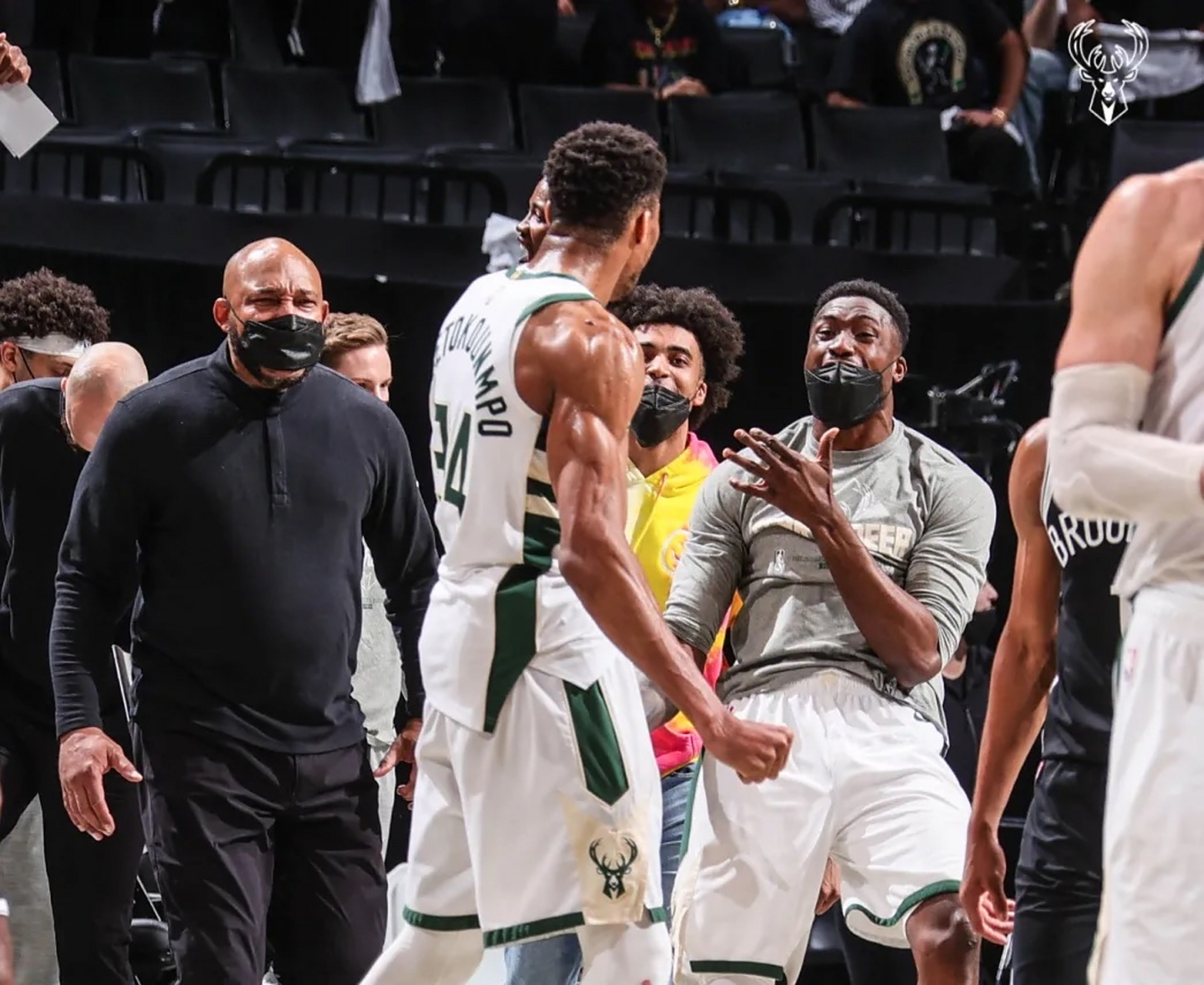 IM体育赛事直播入口-勇士碾压篮网，伦纳德高光表现