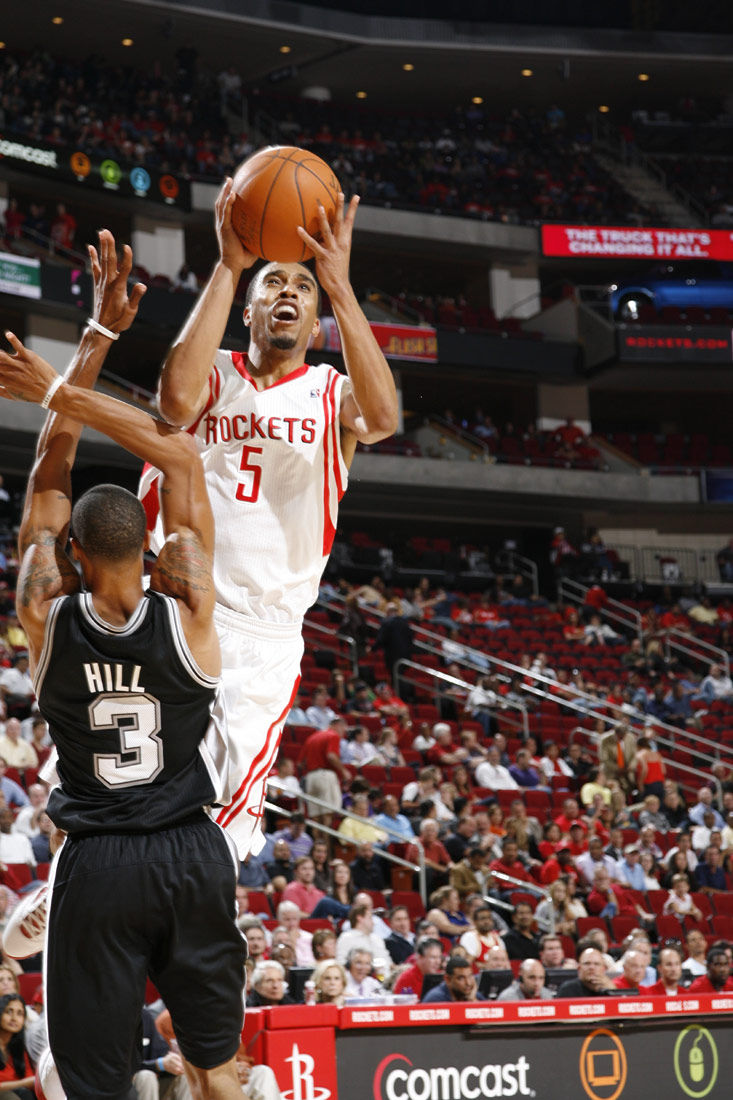 IM体育动画直播通道-马刺鏖战山西队，西亚卡姆点燃赛场