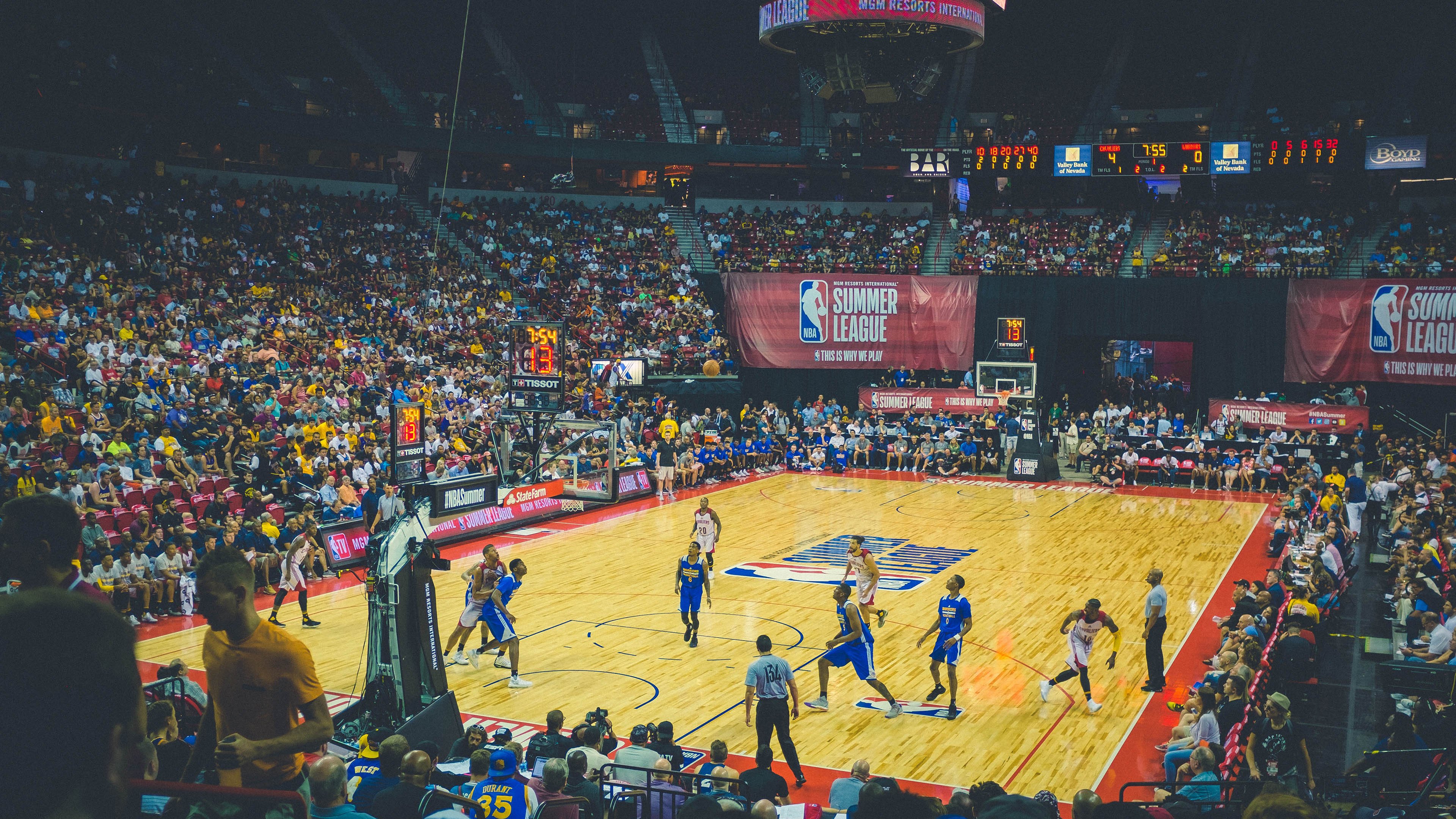 IM体育注册链接-绿茵场与篮球馆的共鸣，德甲争冠夜与塔图姆的满分传奇