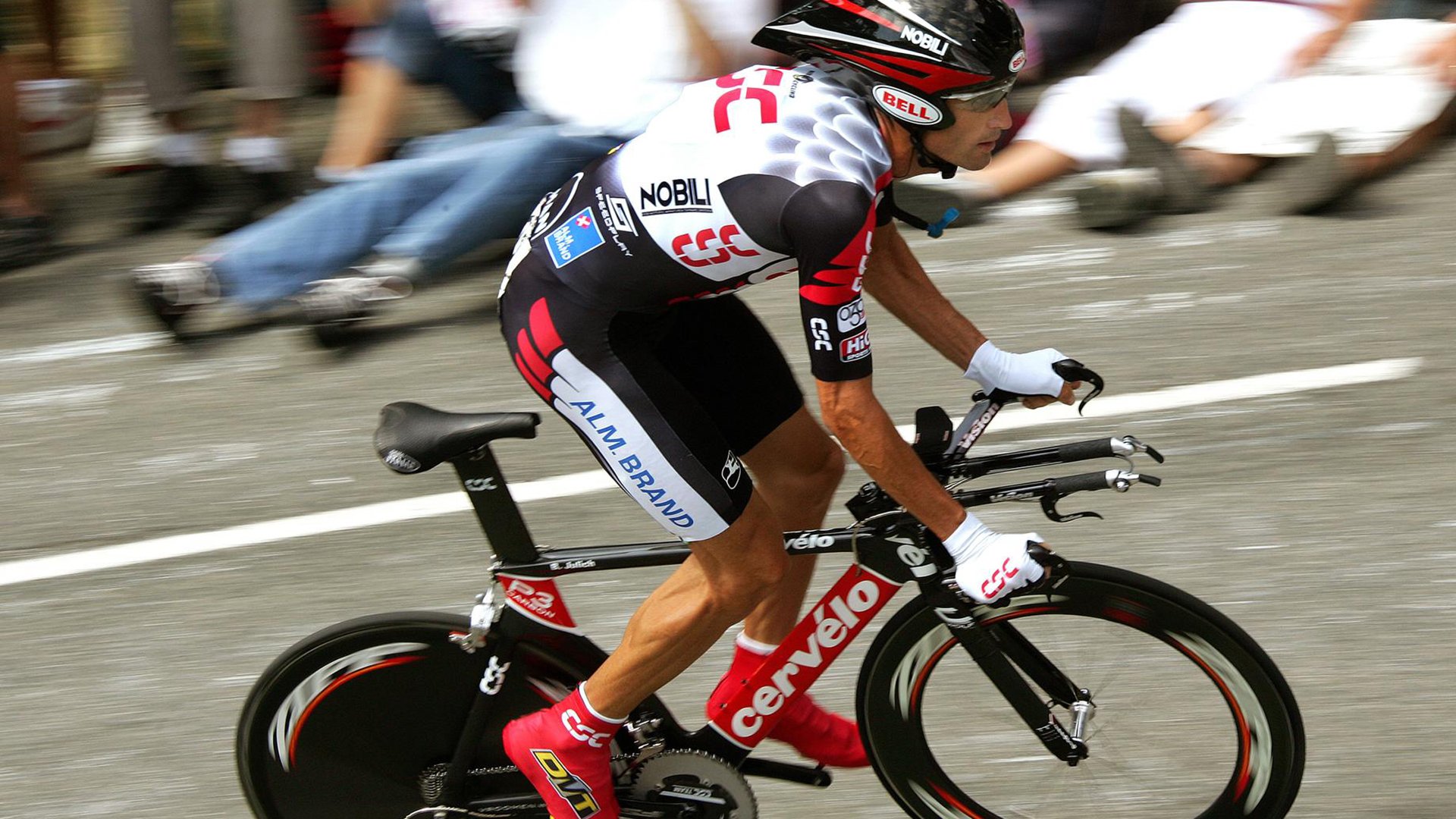 IM体育App下载-跨界制霸，从深圳队战术到F1赛道，解析压制与接管的艺术